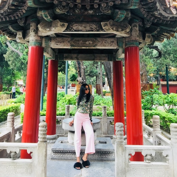 Meet your Posher, Alicia. I am girl from NYC. - Picture 7 of 8